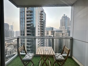 Signature Apartment | Terrace/patio - Lux BnB I The Residences I Sky Line Views (Dubai)