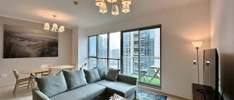 시그니처 아파트 | 거실 공간 | 디지털 채널 시청이 가능한 60인치 스마트 TV, 넷플릭스, 스트리밍 서비스