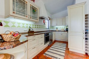 Een koelkast, een magnetron, een oven, een vaatwasser