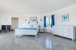 4 عدّة غرف نوم ومكواة/لوح كي وواي فاي مجانًا وملاءات أسرّة