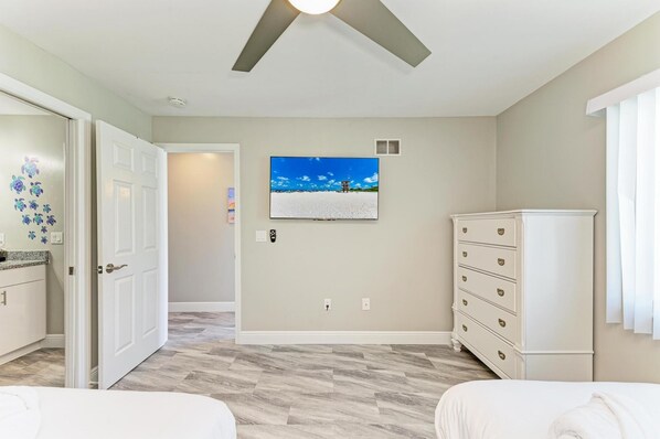 Apartment | 2 bedrooms - Paradise Palms-private Beach Access-heated Pool-water Views From Every Room (Bradenton Beach)