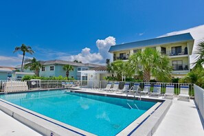 2 bedrooms - Paradise Palms-private Beach Access-heated Pool-water Views From Every Room (Bradenton Beach)