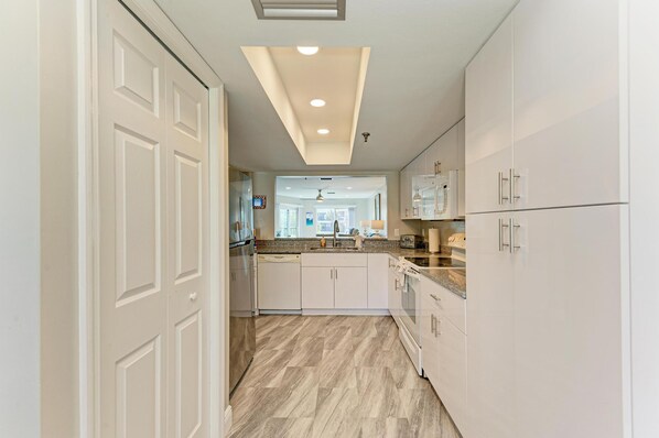 2 bedrooms - Paradise Palms-private Beach Access-heated Pool-water Views From Every Room (Bradenton Beach)