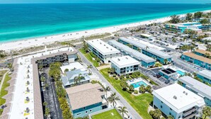 A coastal hotel with multiple buildings, a beach, and a swimming pool. - Paradise Palms-private Beach Access-heated Pool-water Views From Every Room (Bradenton Beach)