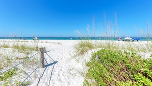 House - Paradise Palms-private Beach Access-heated Pool-water Views From Every Room (Bradenton Beach)