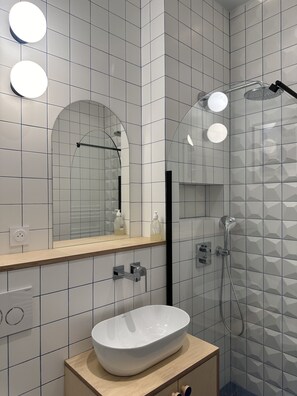 Hårtørrer, håndklæder, Sæbe, Toiletpapir