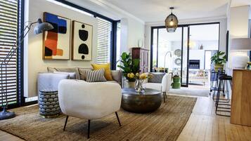 TV connectée, cheminée, espaces bureaux