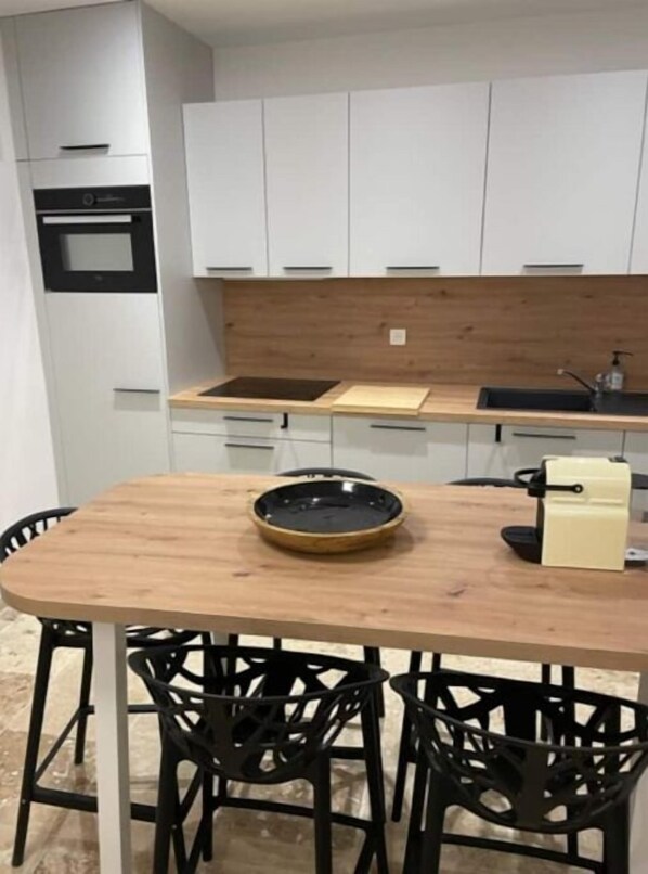 Een koelkast, een microgolfoven, een oven, een kookplaat