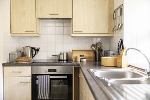 Private kitchen - Marble Lodge - two bedroom cottage on the banks of the River Tilt (Pitlochry)