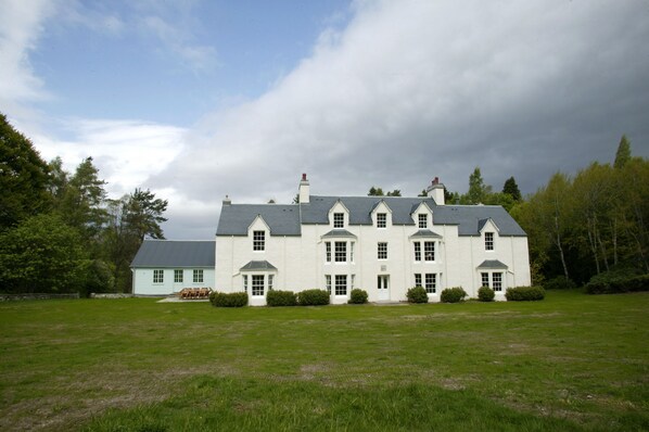 Exterior - Kindrochet - Eight bedroom house set in woodland (Pitlochry)