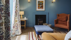 Smart TV, fireplace, books - Blairinraish East - Facing south the views stretch out and over StrathTay (Pitlochry)