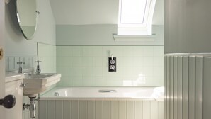Shower, hair dryer, towels - Blairinraish East - Facing south the views stretch out and over StrathTay (Pitlochry)