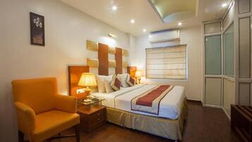 Escritorio, sistema de insonorización y wifi gratis