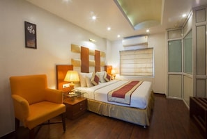 Desk, soundproofing, free WiFi - Hotel Palm Dor (New Delhi)