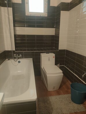 Haartrockner, Handtücher, Toilettenpapier