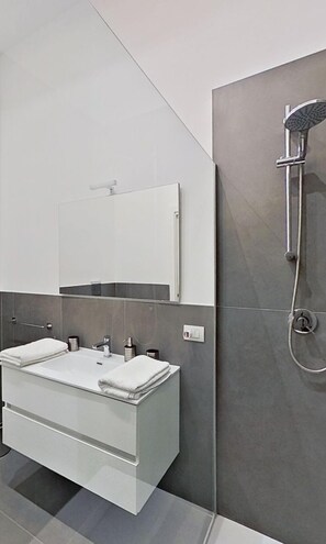 Junior Room | Bathroom