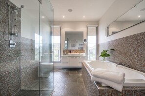 Dusche, Haartrockner, Handtücher