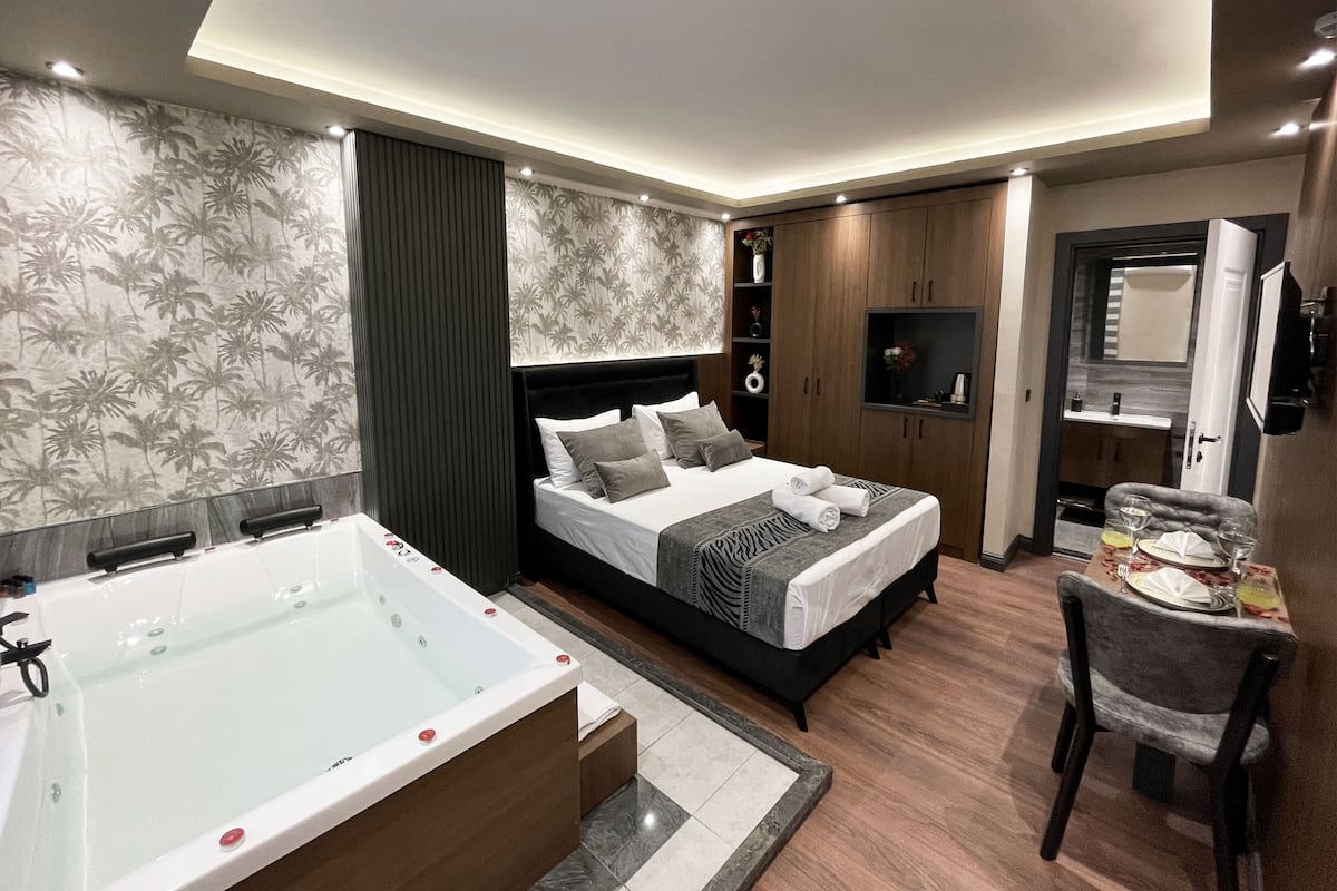 1 bedroom, minibar, desk, laptop workspace