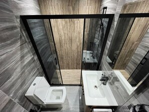 Family Room | Bathroom | Free toiletries, hair dryer, slippers - Grand Uskudar Hotel (Istanbul)