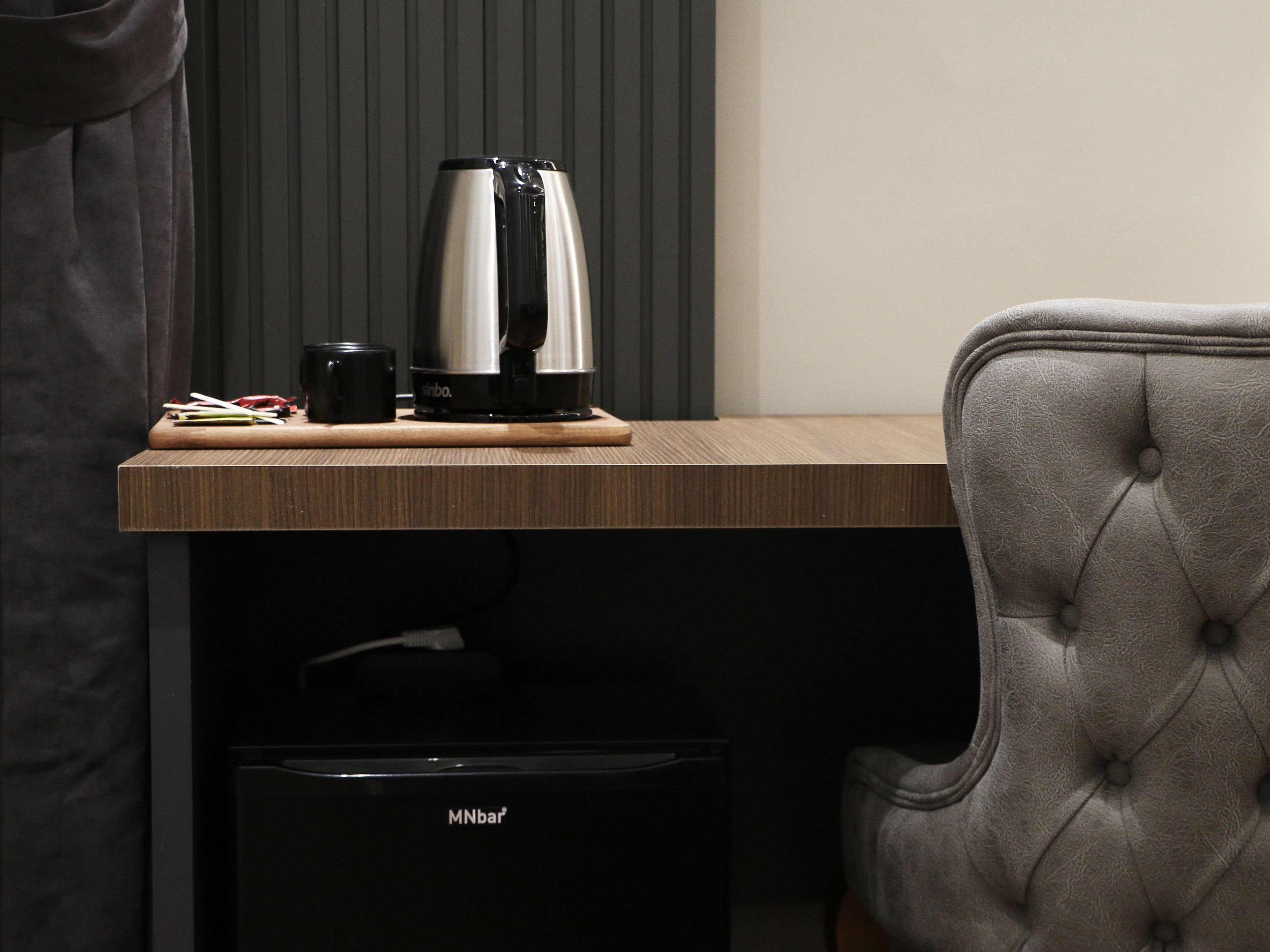 Minibar, escritorio y espacio para trabajar con laptop 