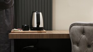 Una kitchenette equipada con cafetera, tostadora y microondas.