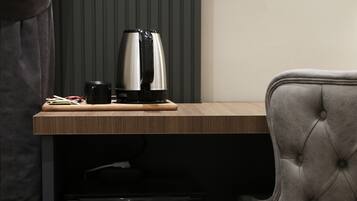 Minibar, escritorio y espacio para trabajar con laptop