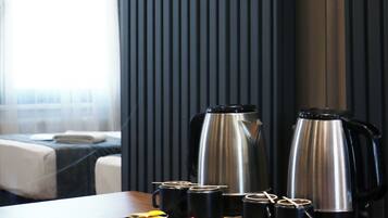 Minibar, escritorio y espacio para trabajar con laptop