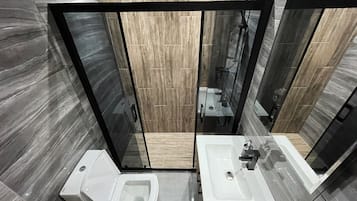 Habitación familiar | Baño | Artículos de higiene personal gratuitos, secador de pelo y zapatillas
