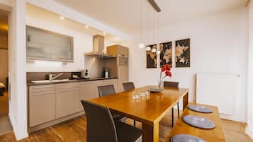 Appartement, 2 slaapkamers (Excl. 163 EUR cleaning fee) | Privékeuken | Een koelkast, een oven, een kookplaat, een vaatwasser
