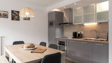 Departamento, 2 habitaciones (Excl. 163 EUR cleaning fee) | Cocina privada | Refrigerador, horno, parrilla de estufa y lavavajillas