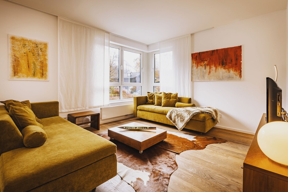 Una sala de estar con un sofá, una mesa de centro y un televisor.