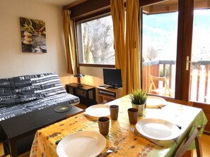 TV - Sunny 1-Bedroom Apartment, Balcony, Gym, Sauna, Parking, Near Ski Slopes - Sleeps 4 (Vignec)