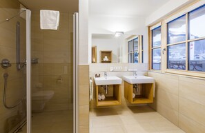 Shower, hair dryer, towels, soap - Bolodges Apartments by Alpin Rentals (Saalbach-Hinterglemm)