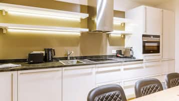 Lemari es, microwave, oven, dan kompor
