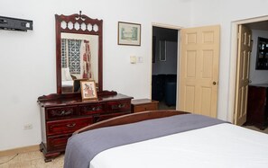 4 bedrooms, iron/ironing board, WiFi, bed sheets - Cosy, Peaceful Villa located 5 minutes from Ocho Rios. (Ocho Rios)