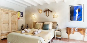 Traditional Room | 2 bedrooms, down comforters, Select Comfort beds, individually decorated - El Castell de Segueró (Beuda)