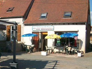Outdoor dining - Independent chalets with terrace and children's games in Mesples (Mesples)
