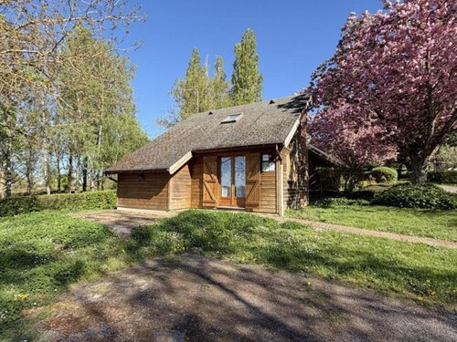 Chalets indépendants avec terrasse et jeux pour enfants à Mesples