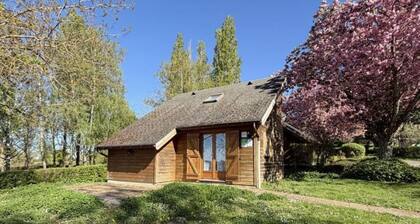 Chalets indépendants avec terrasse et jeux pour enfants à Mesples
