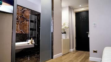 Habitación doble superior | Ropa de cama de alta calidad, edredón y minibar