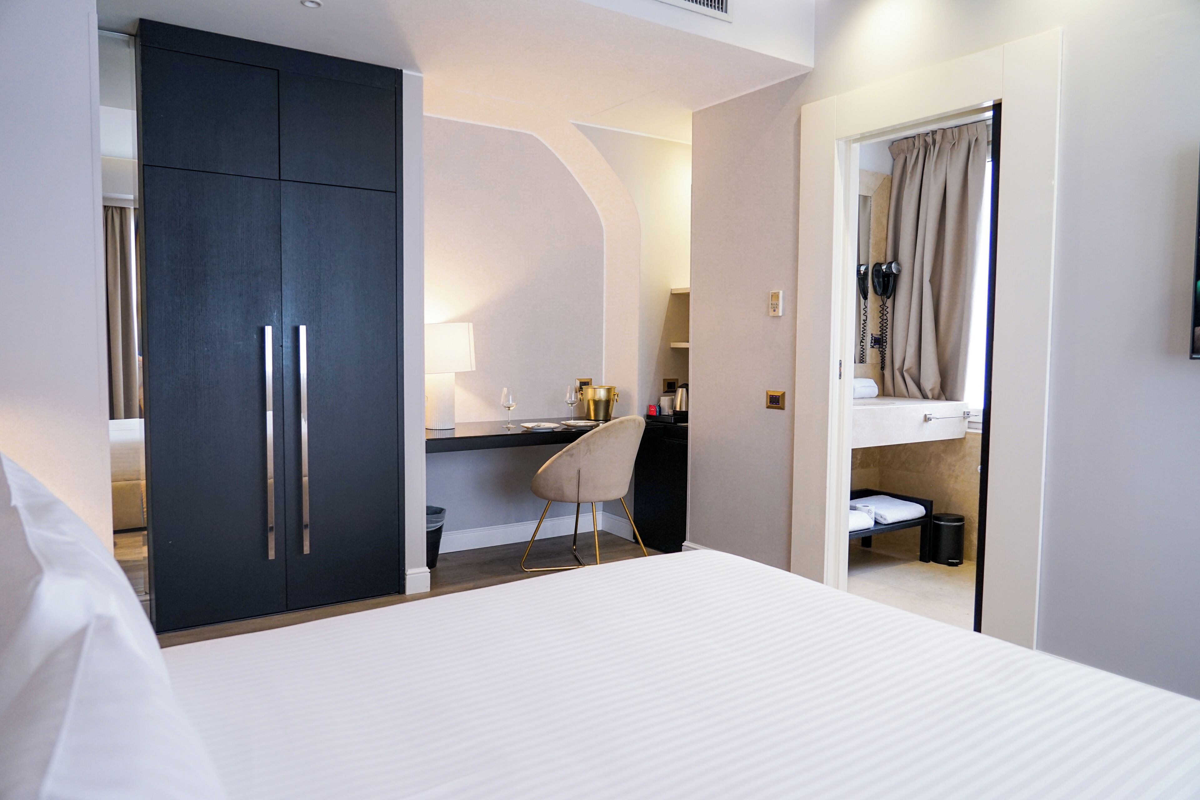 Comfort-Doppelzimmer | Hochwertige Bettwaren, Daunenbettdecken, Minibar, Zimmersafe