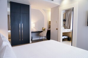 Habitación Confort doble | Ropa de cama de alta calidad, edredones de plumas, minibar y caja fuerte