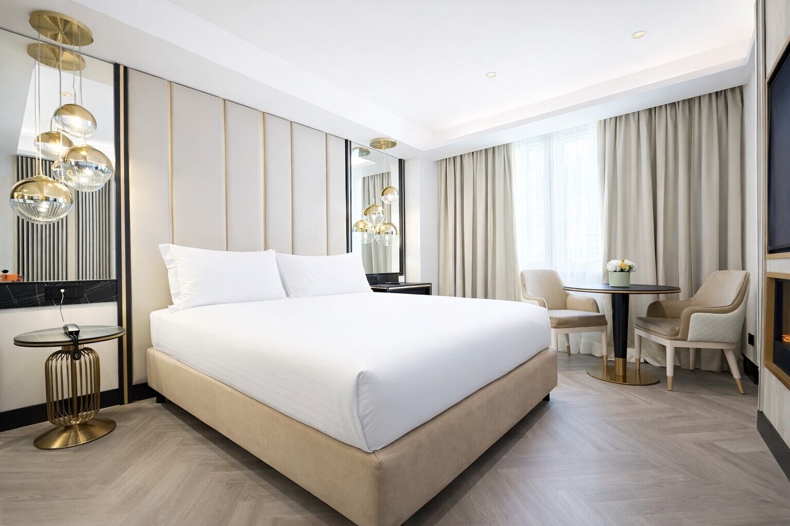 Luksussuite | Sengetøy av topp kvalitet, dundyner, minibar og safe på rommet