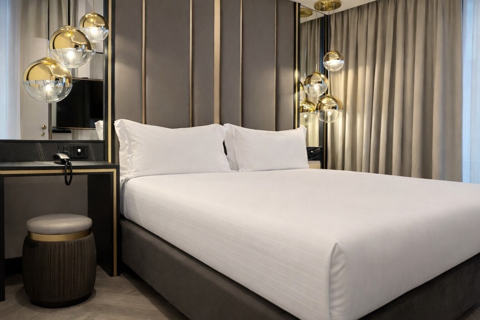 Rom – deluxe | Sengetøy av topp kvalitet, dundyner, minibar og safe på rommet