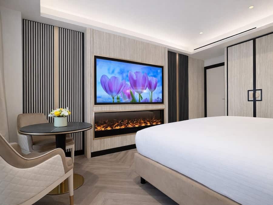 Luxe suite | Luxe beddengoed, donzen dekbedden, een minibar, een kluis op de kamer