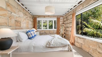 4 bedrooms, desk, iron/ironing board, free WiFi