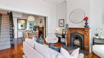 Smart TV, fireplace