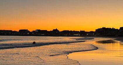 Charming 2BR House in Quiberon Center, Near Beach, with Garden & Modern Amenities