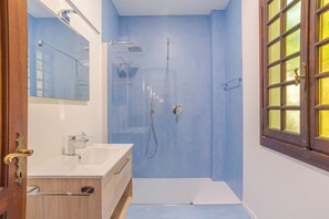 Familien-Stadtwohnung, Mehrere Schlafzimmer, 2 Bäder, Bergseite (Il Tentione) | Badezimmer | Badewanne und Dusche (separat), Haartrockner, Bidet, Handtücher