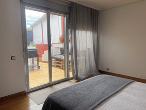 4 bedrooms, iron/ironing board, travel cot, WiFi